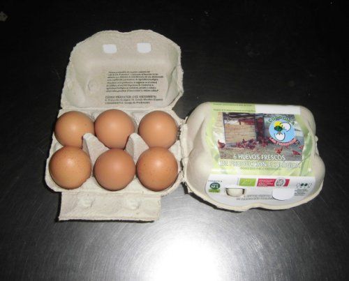 Venta de huevos frescos de producción ecológica, con código marcado en su cáscara  "0". Huevos de gallinas que se crían al aire libre, y con alimentos procedentes de la agricultura ecológica, libre de transgénicos, y no son tratadas con medicamentos o antibióticos.